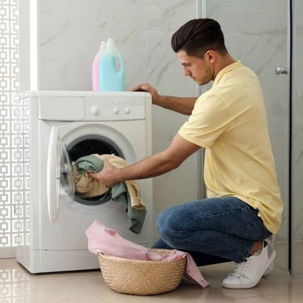 Hombre pone la lavadora